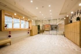 明るく開放的なエントランス