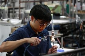 未経験でも数年の訓練でガラス加工技術を身に着けられます