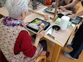 事業所事務所＿００２（お食事風景）