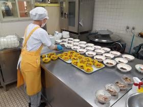 事業所内観＿００４（調理作業風景）