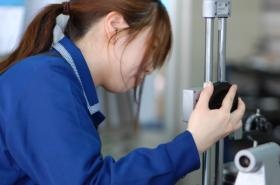 製品の検査を行う社員