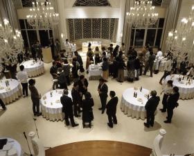 忘年会は会場を貸し切り行っております