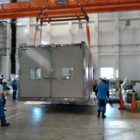 大型の貨物は３０ｔまで吊下げ可能なクレーンを使います