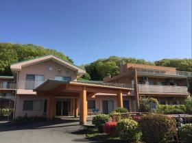 美山苑 外観 春