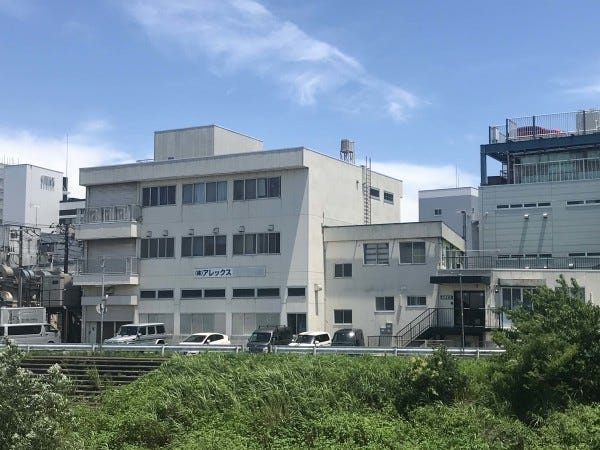 会社は鶴見川沿いにあります。オーケーストアがすぐそばにあり、ランチの購入や帰りの買い物にも便利です。