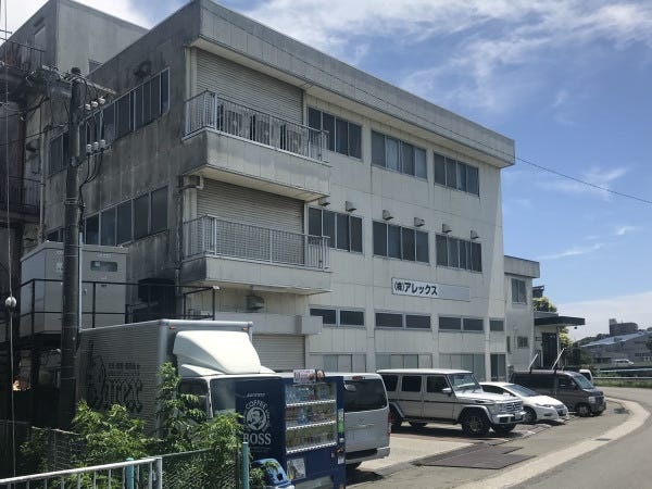 2階事務所が職場になります。他のフロアは家具補修などの工場です。