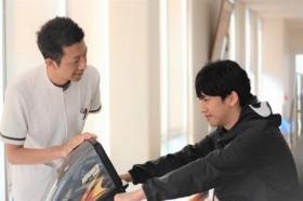 理学療法士さん、温かく見守り、日常生活への復帰を促します