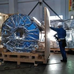 海外へ輸送するための木材を使って梱包作業を行います