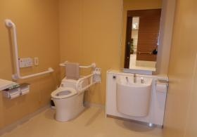 １階エントランス 多目的トイレ