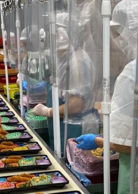 お弁当の盛込み、衛生管理に努めています。