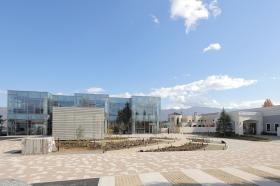 アステップ信州本社（左）／レアールドセゾン・セージ（右）