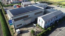 酒田市砂越の社屋。敷地内には事務所、工場３棟があります。