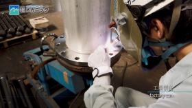 工場作業の様子。溶接をしているところです。