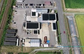 敷地内、社屋・工場の屋根には太陽光パネルを設置。
