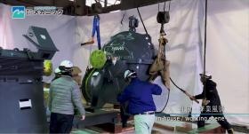 現場作業の様子。大きなポンプを搬入しているところです。