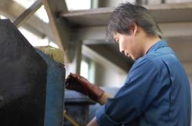 加工を行う社員