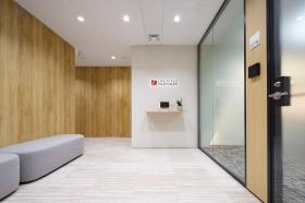 木目調を基調とした明るい本社エントランス。