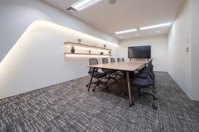 本社打ち合わせスペース。各ルームにはモニターを設置。