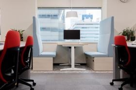 本社執務室にも、ちょっとした打ち合わせスペース。