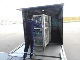 積み込みは台車でラクチン