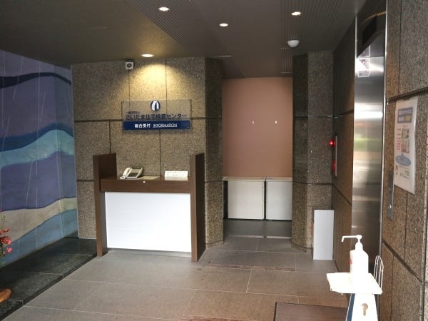 こちらの玄関ロビーを入って３階が、職場となります。