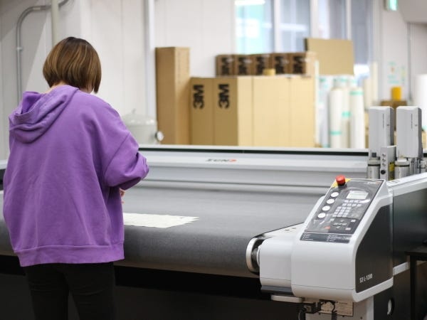 製作風景です。楽しみながらも真剣に取り組んでいます。