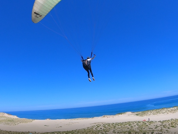 爽快な鳥取砂丘の空と海と砂の風景を眺めながら、圧巻のフライト！！のお手伝い♪