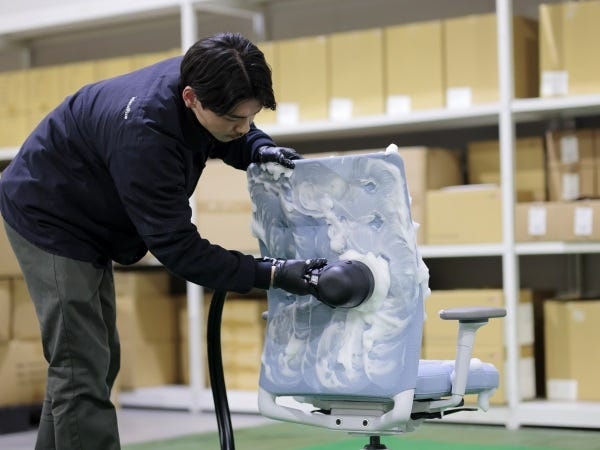 家具のメンテナンス(修理やクリーニング )の業務もあります。驚くほど綺麗になるので、気持ちがいいです！