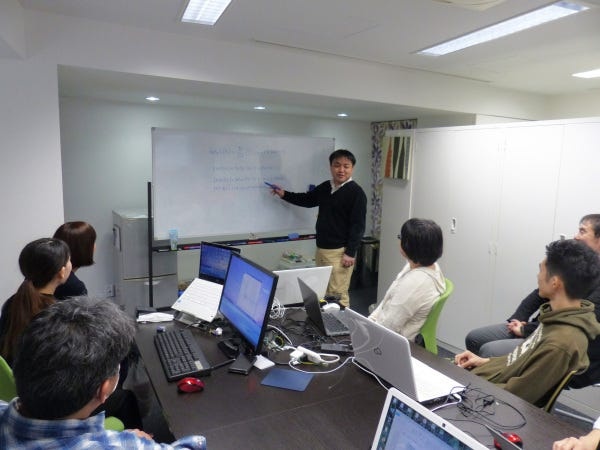 帰社日に勉強会を開催しています。資格取得をサポートします！