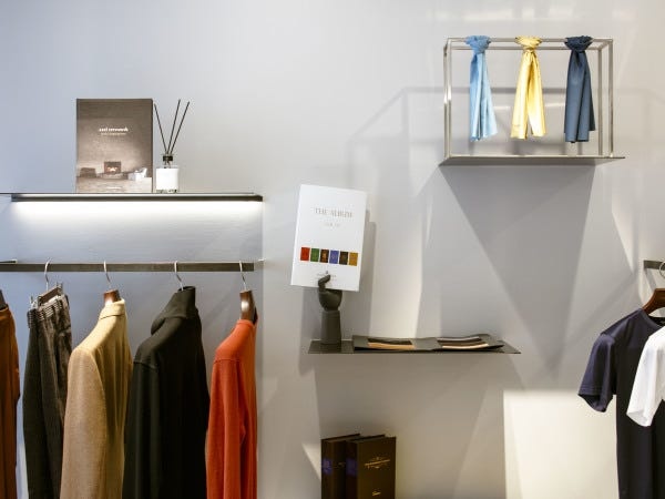 スーツだけでなくカジュアルアイテムも豊富です