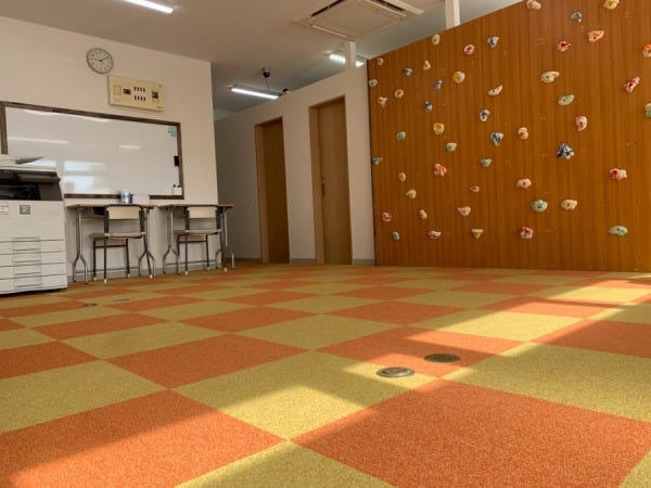 壁一面にはボルダリングが！お子様たちに大人気のスポットです♪