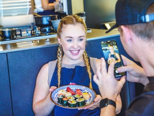 お客様は外国人。皆さん初めての日本と日本の味、そしてこのアクティビティにとても楽しんで参加していただいています。