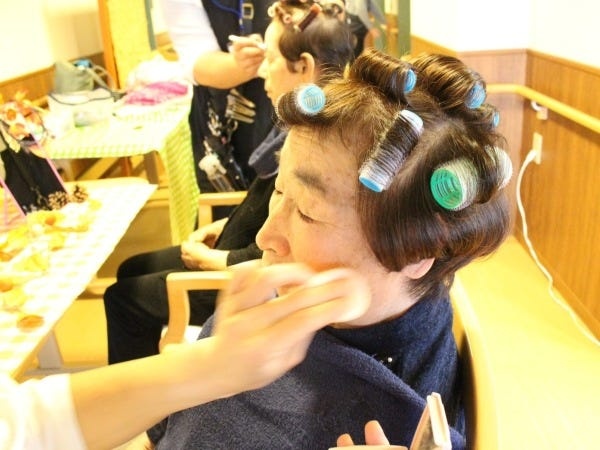 訪問美容師/理容師募集！未経験歓迎、高齢者の方を笑顔にするお仕事