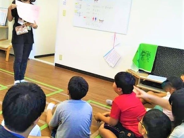 新しく行うゲームの説明シーン。聞いていないと楽しくないので、みんな真剣に聞いています。