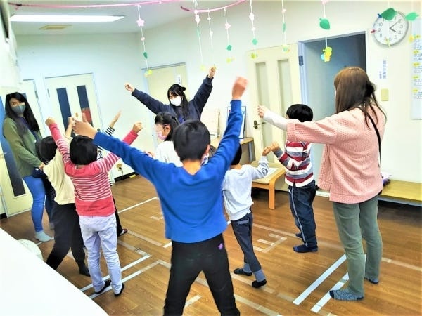 ゲームを始める前の準備体操！いつもにぎやかです。