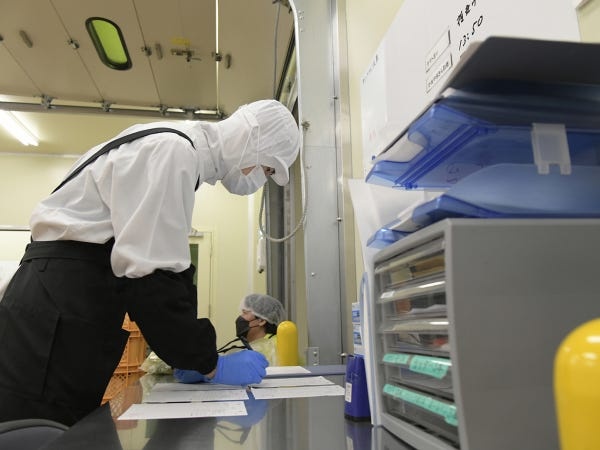 入荷した原材料の、記録をとっている様子です