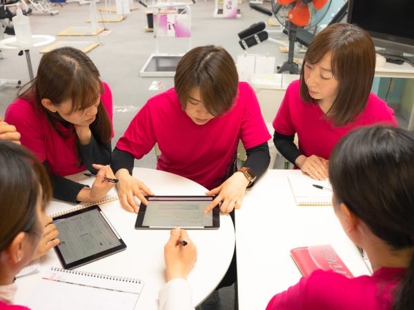 みんなで話し合ってお店を作っていきます。新人の意見も大切にします。そのまま取り入れる事もあるので責任とやりがいのあるお仕事です。