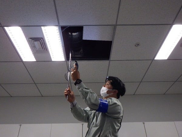 排煙風量の測定している様子です。厨房換気測定と同じ機器を使用し風量の測定をしています。