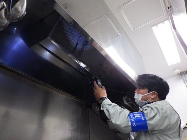 厨房換気風量を測定している様子です。専用の機器を使用し厨房内のガス器具に必要な換気量を測定します。