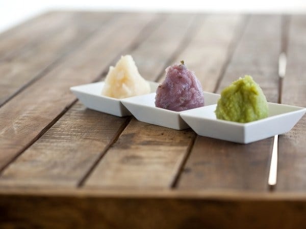 老舗製餡所の技を生かした、カラフルなあんこも製造しています。