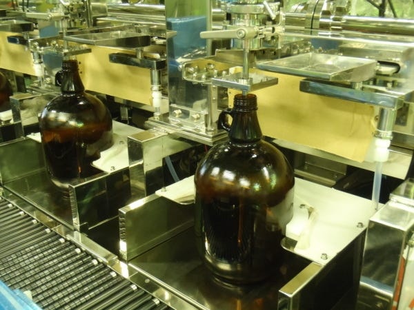 当社の機械で化学薬品用の瓶が洗浄・乾燥され、液体充填まで行います。