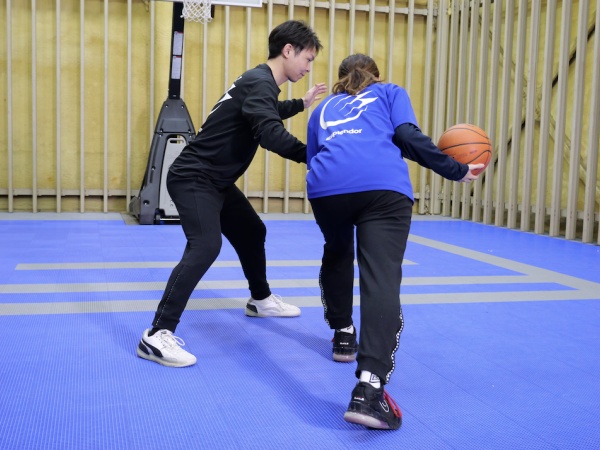 オフィスにはバスケコートも完備！！福利厚生でシューティングもOK!!