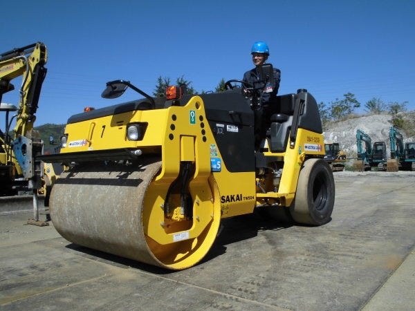 建設機械を動かすための運転資格取得も当社でバックアップしていきます。