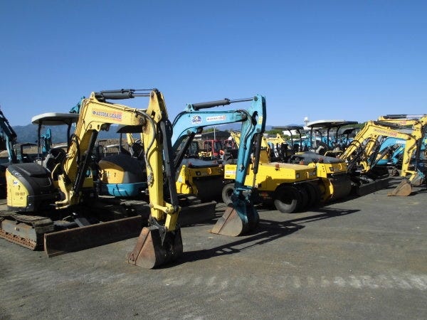 様々な種類の建設機械があります。積み下ろしのコツもシッカリ教えますよ！