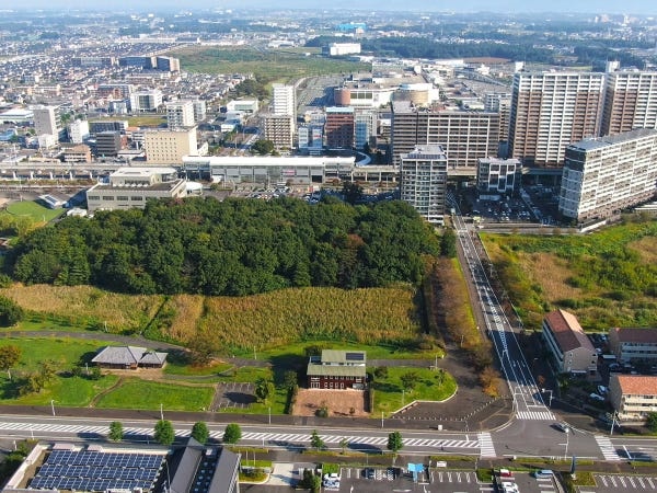 研究学園駅から徒歩7分、つくばエクスプレスでの通勤もマイカー通勤も可能です。