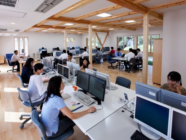 住宅の設計支援ソフト「ホームズ君」シリーズを自社で開発・販売しています。サポートセンターは、そのユーザー様を支えるお仕事です。