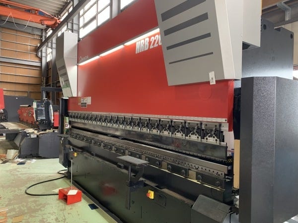 板金加工をする機械です。