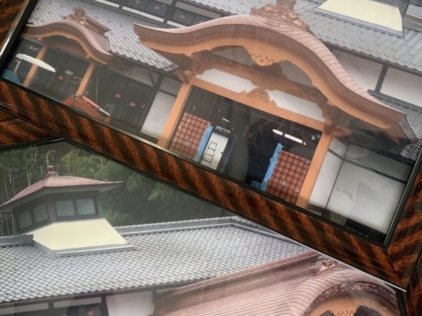 過去携わった施工実績を額縁に入れて飾っています。