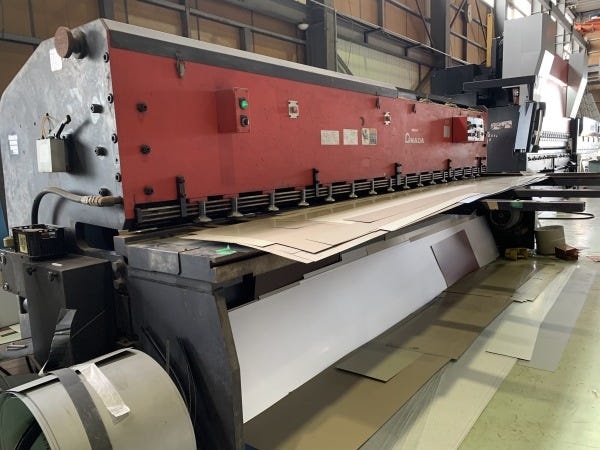 板金加工をする機械です。