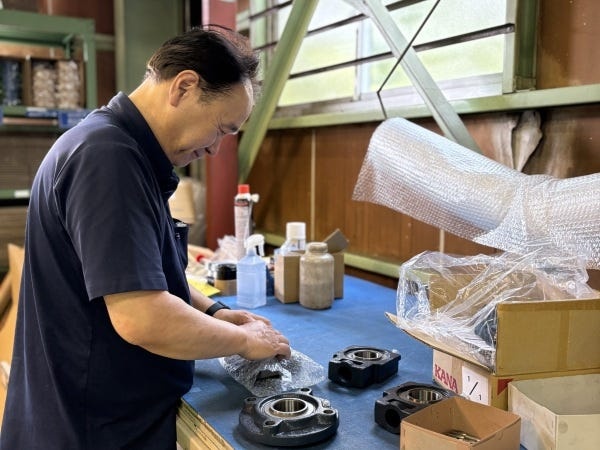 部品を梱包し、発送します。